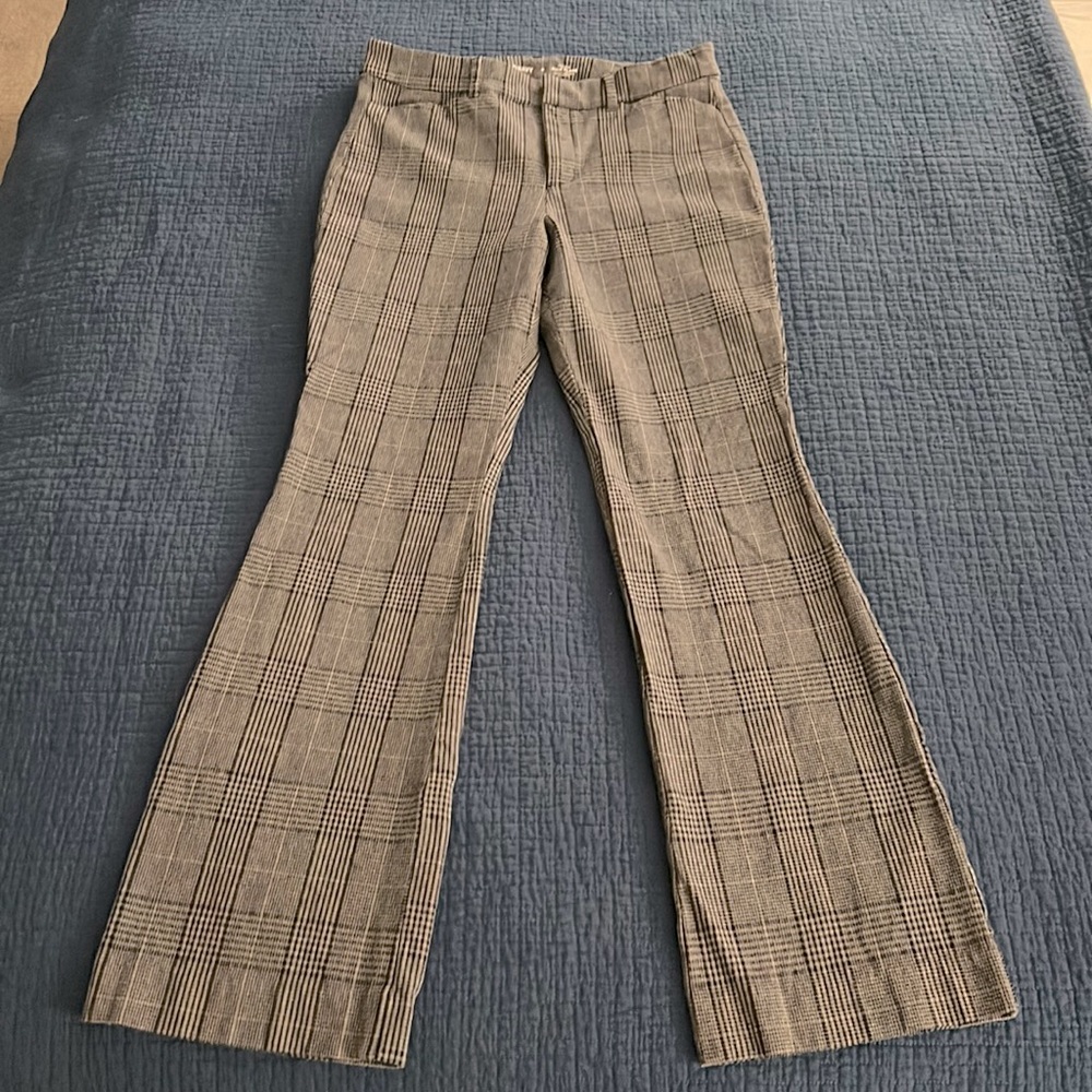 Old Navy Pixie Flare high rise, smooth pocket, pants. Herringbone plaid print.